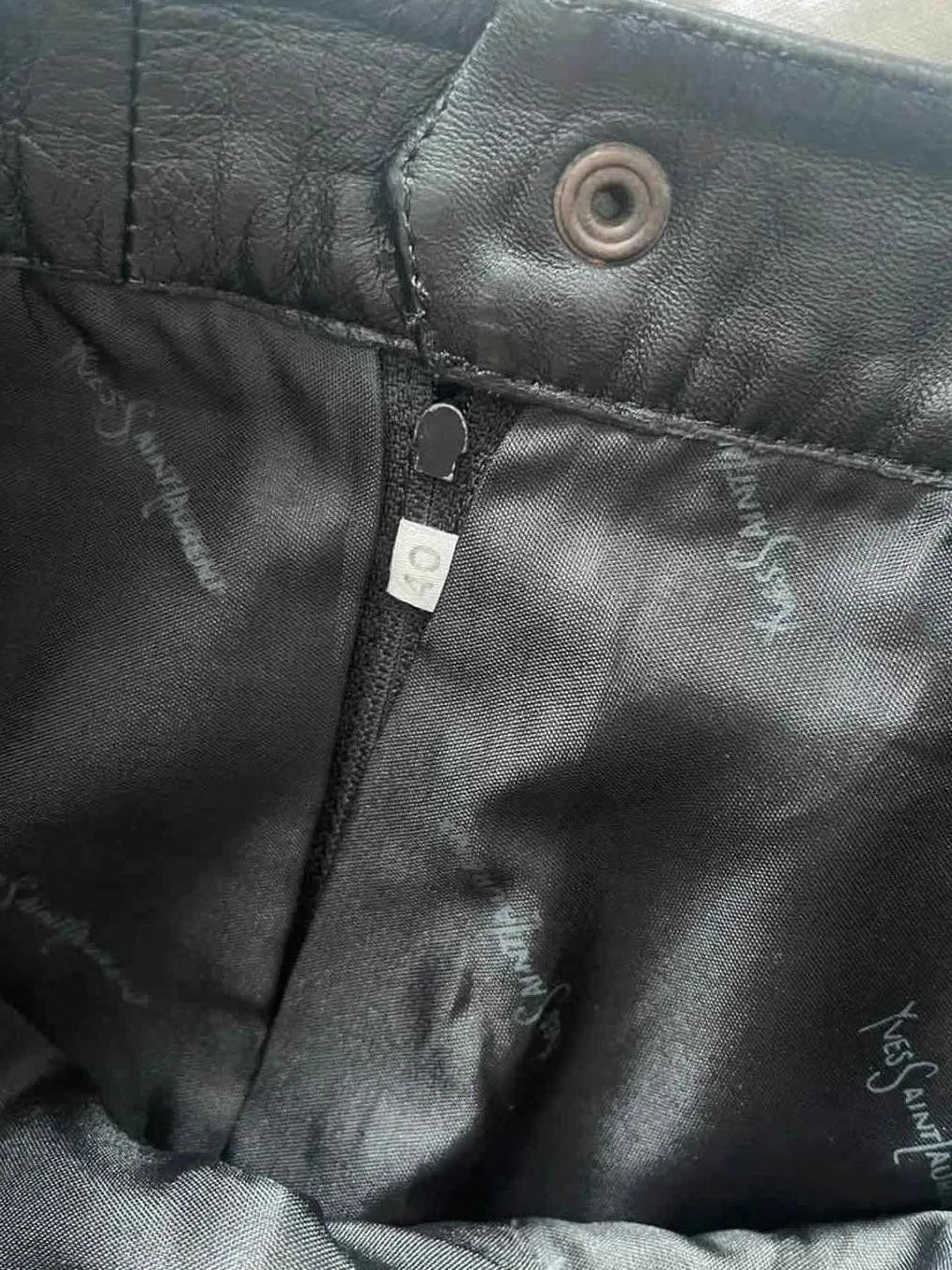 Jupe Yves Saint Laurent cuir noir – Coupe droite structurée