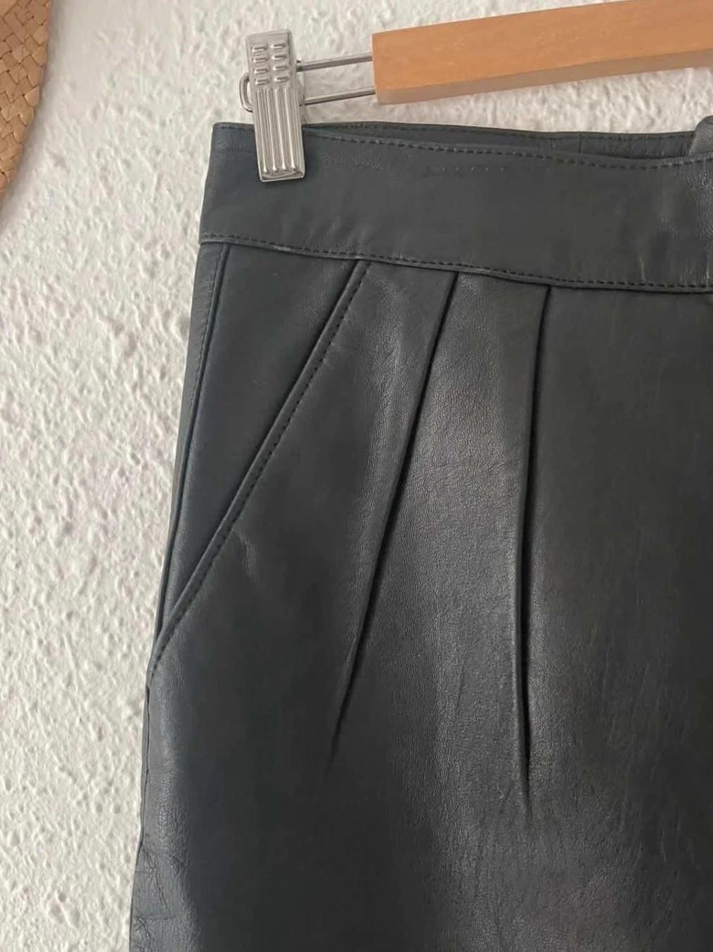 Jupe Yves Saint Laurent cuir noir – Coupe droite structurée