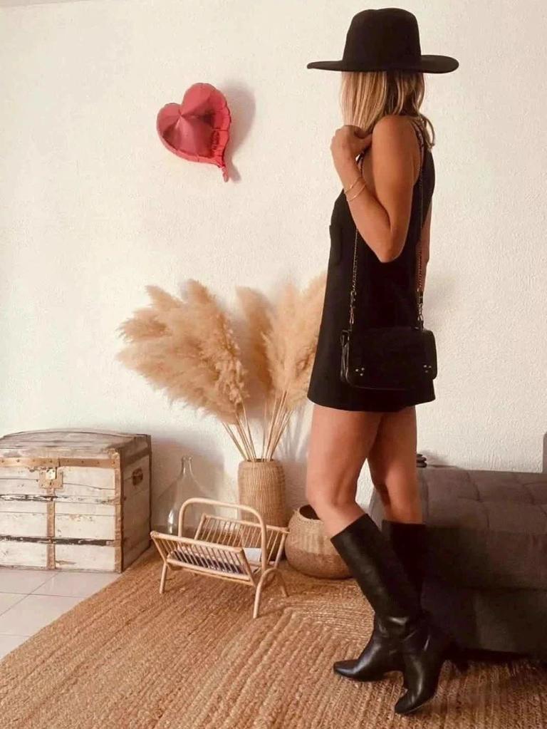 Robe trapèze noire Courrèges Paris – Taille 36 – Coupe iconique