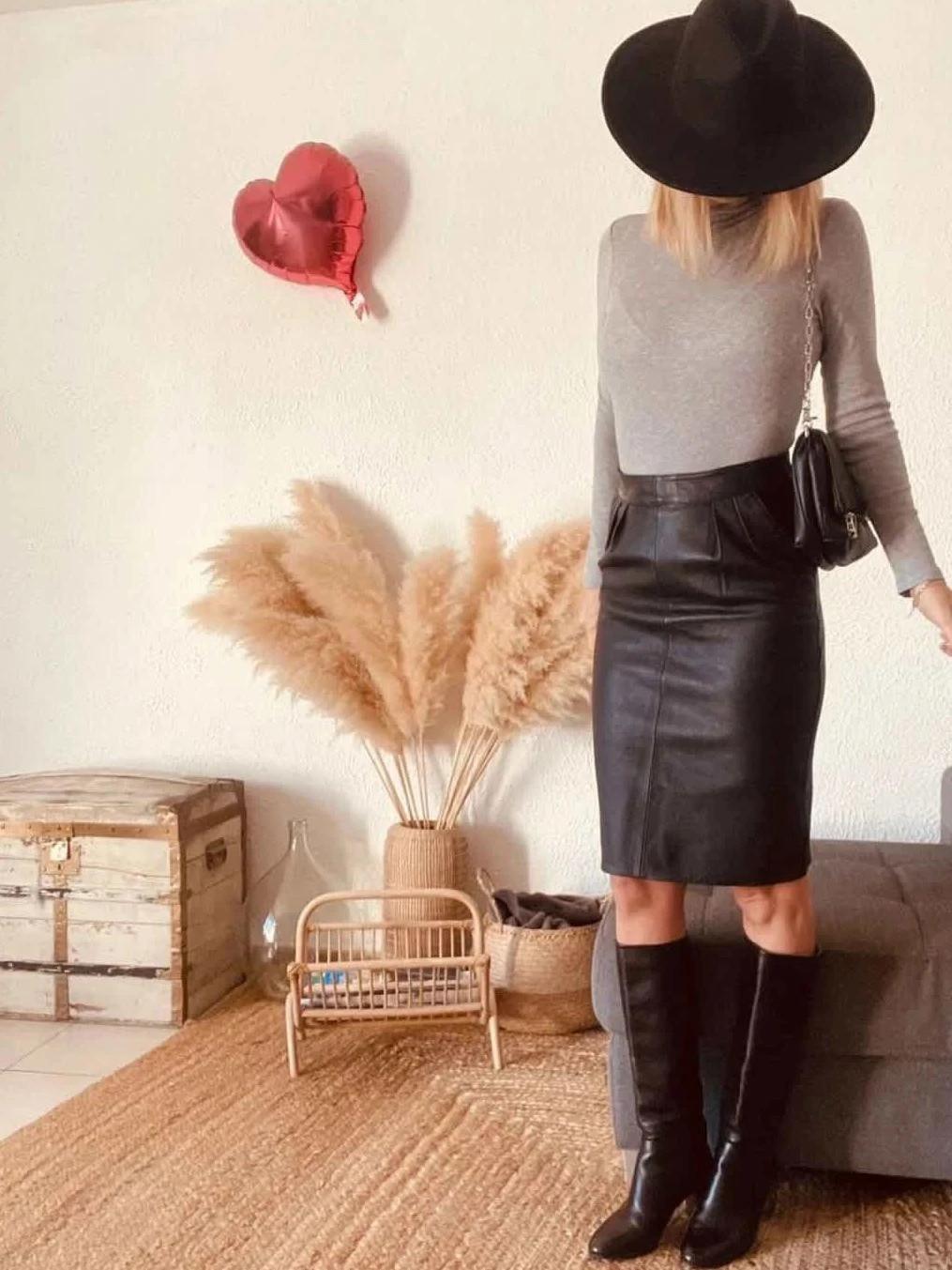Jupe Yves Saint Laurent cuir noir – Coupe droite structurée