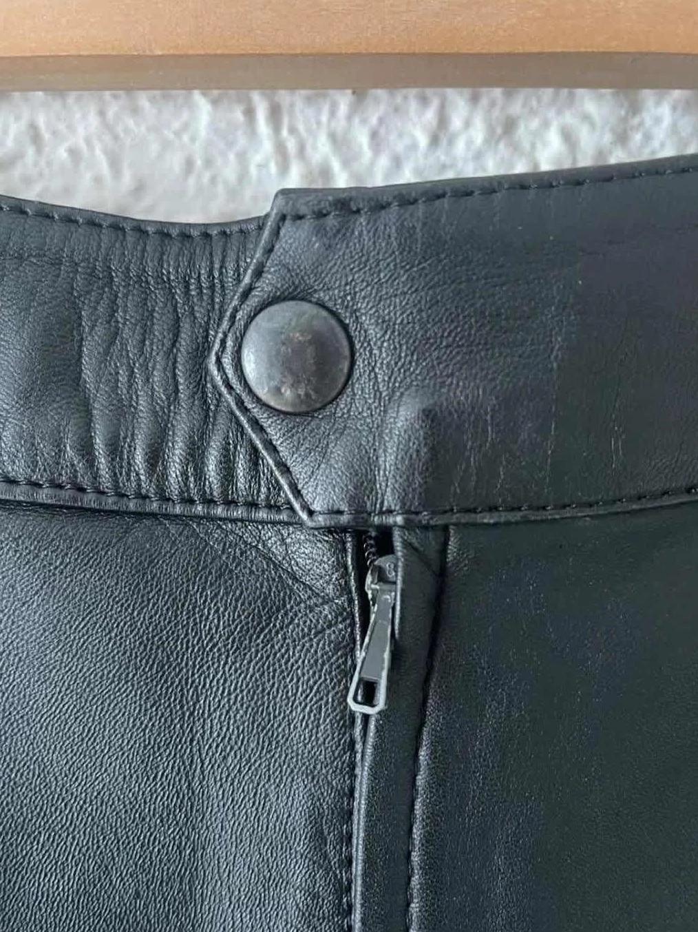 Jupe Yves Saint Laurent cuir noir – Coupe droite structurée