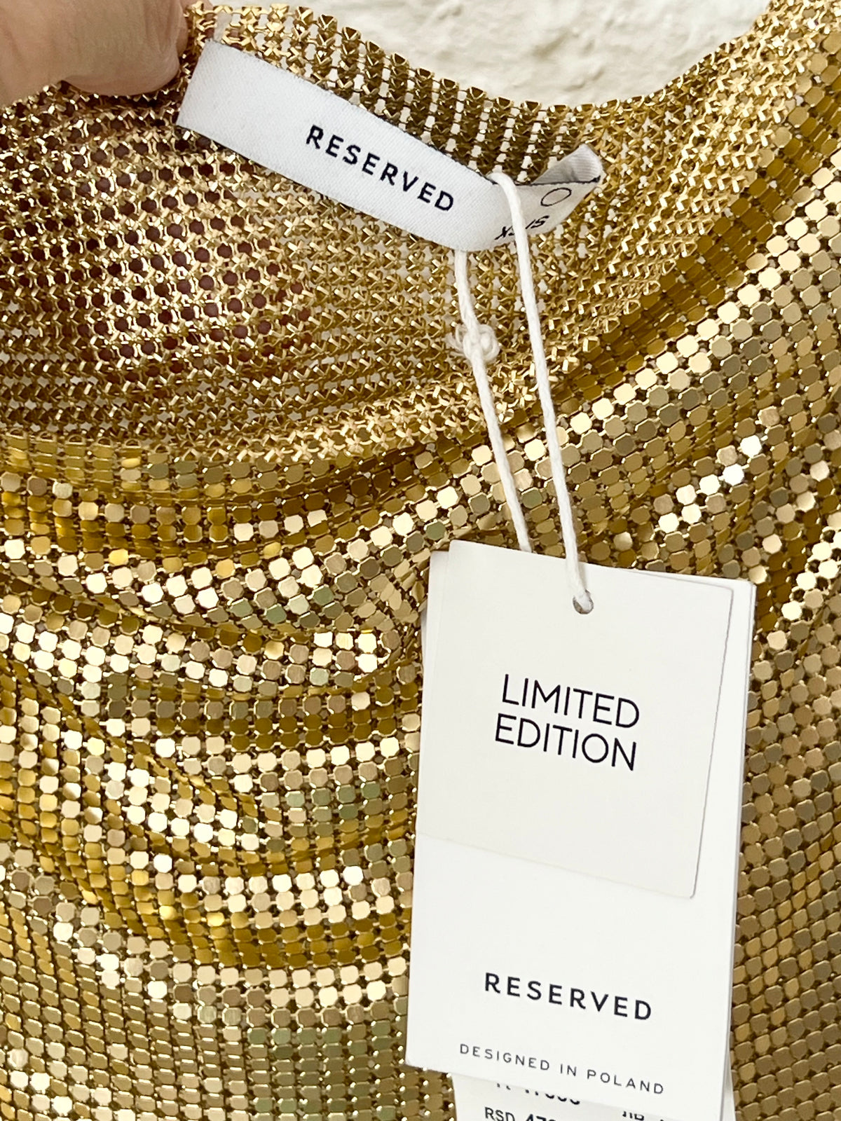 Top doré paillettes col drapé bretelles chaîne Reserved