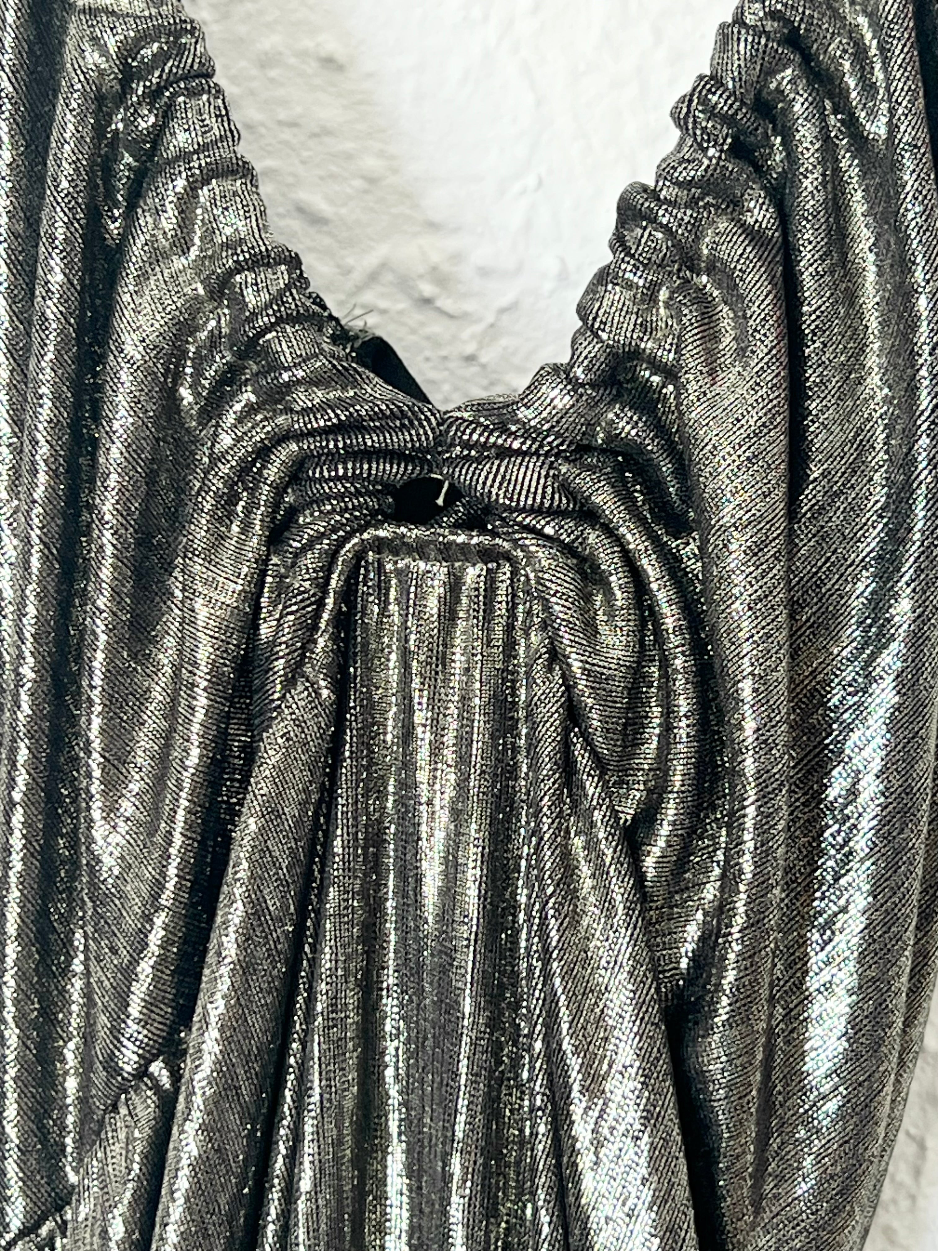 Robe longue métallisée dos nu Holly & Joey – Taille 38
