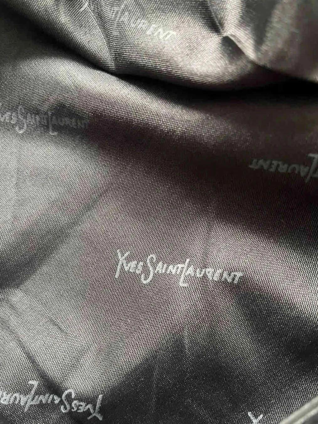 Jupe Yves Saint Laurent cuir noir – Coupe droite structurée