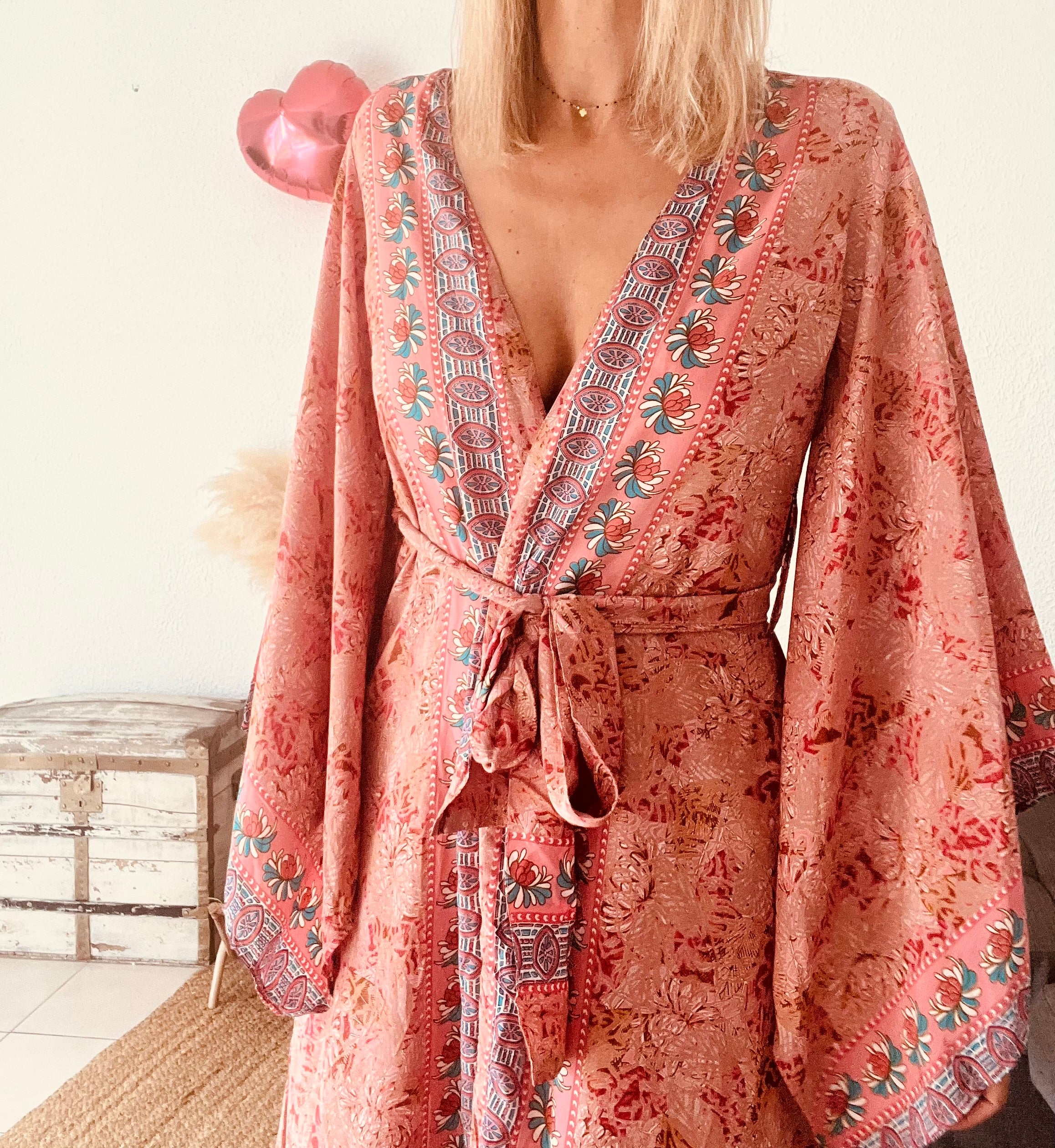 Kimono long bohème imprimé fleuri rose corail Ibiza Flower – Taille unique