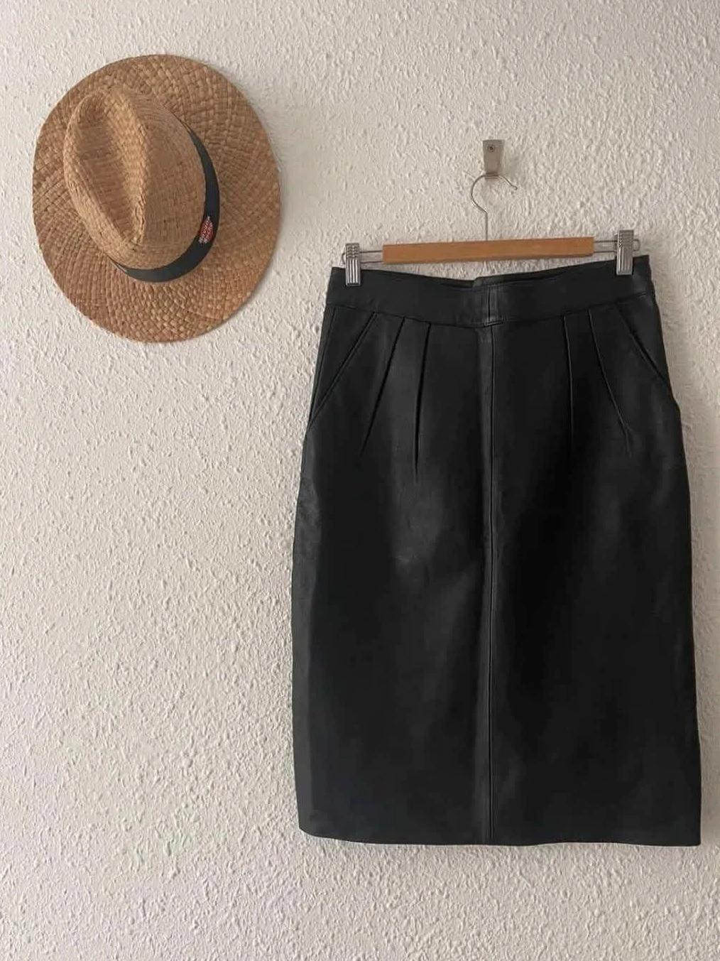 Jupe Yves Saint Laurent cuir noir – Coupe droite structurée