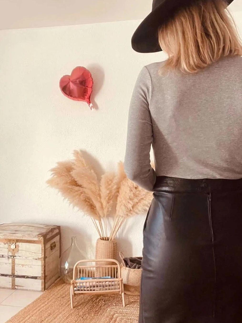 Jupe Yves Saint Laurent cuir noir – Coupe droite structurée