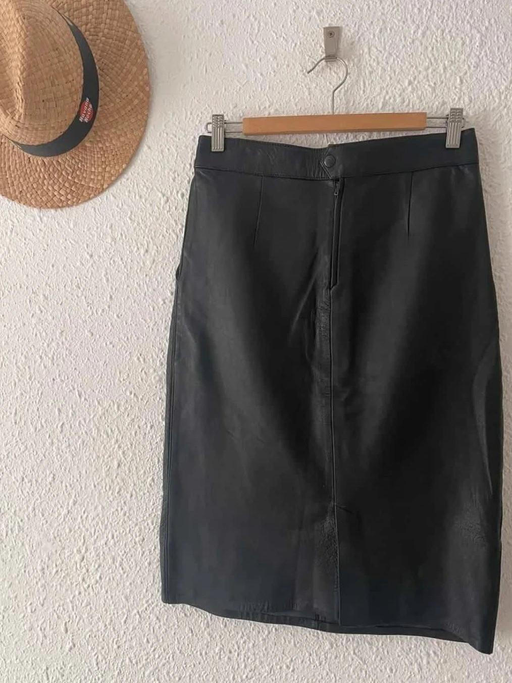 Jupe Yves Saint Laurent cuir noir – Coupe droite structurée
