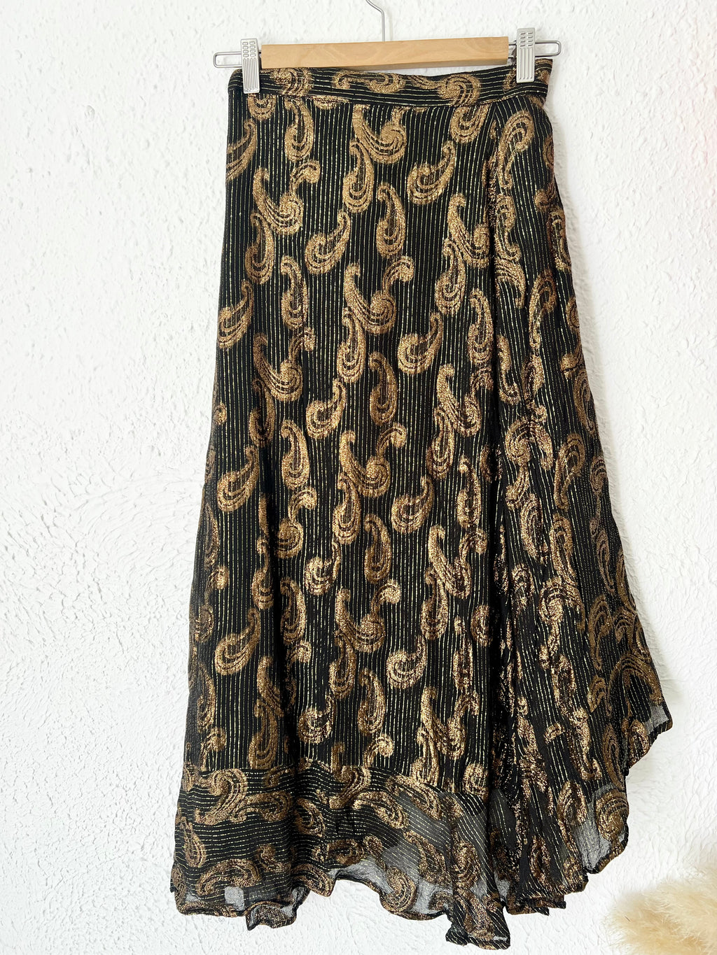 Jupe portefeuille imprimée léopard noir et or SUNCOO – Taille 2