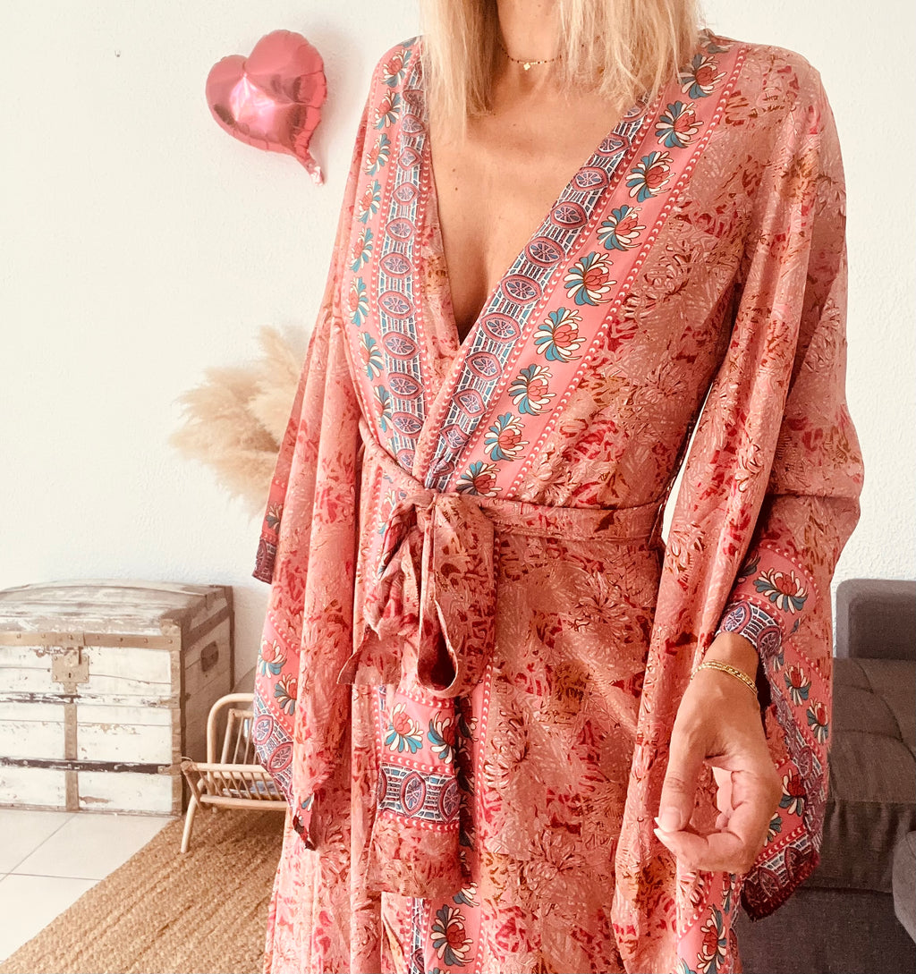Kimono long bohème imprimé fleuri rose corail Ibiza Flower – Taille unique