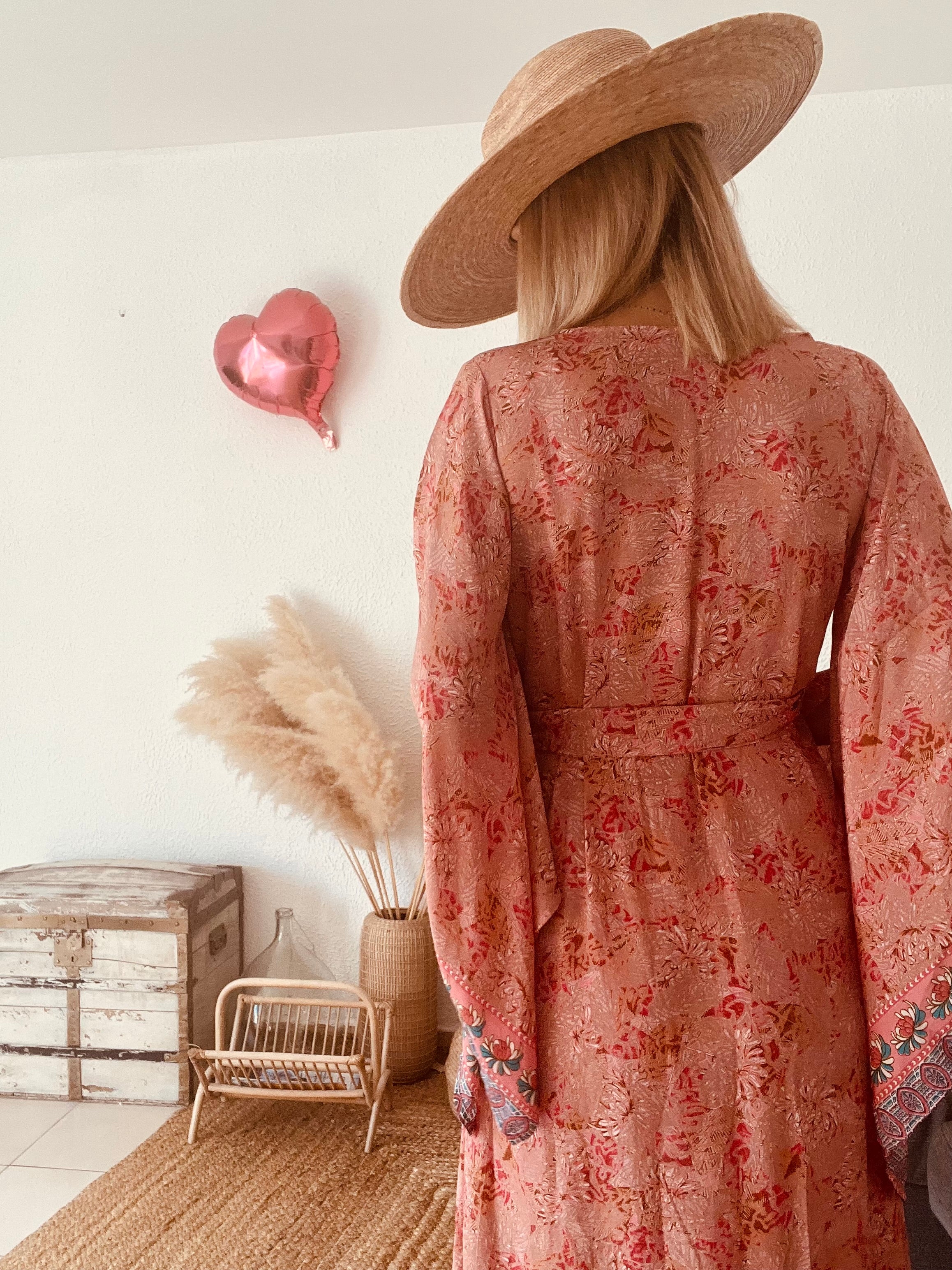 Kimono long bohème imprimé fleuri rose corail Ibiza Flower – Taille unique