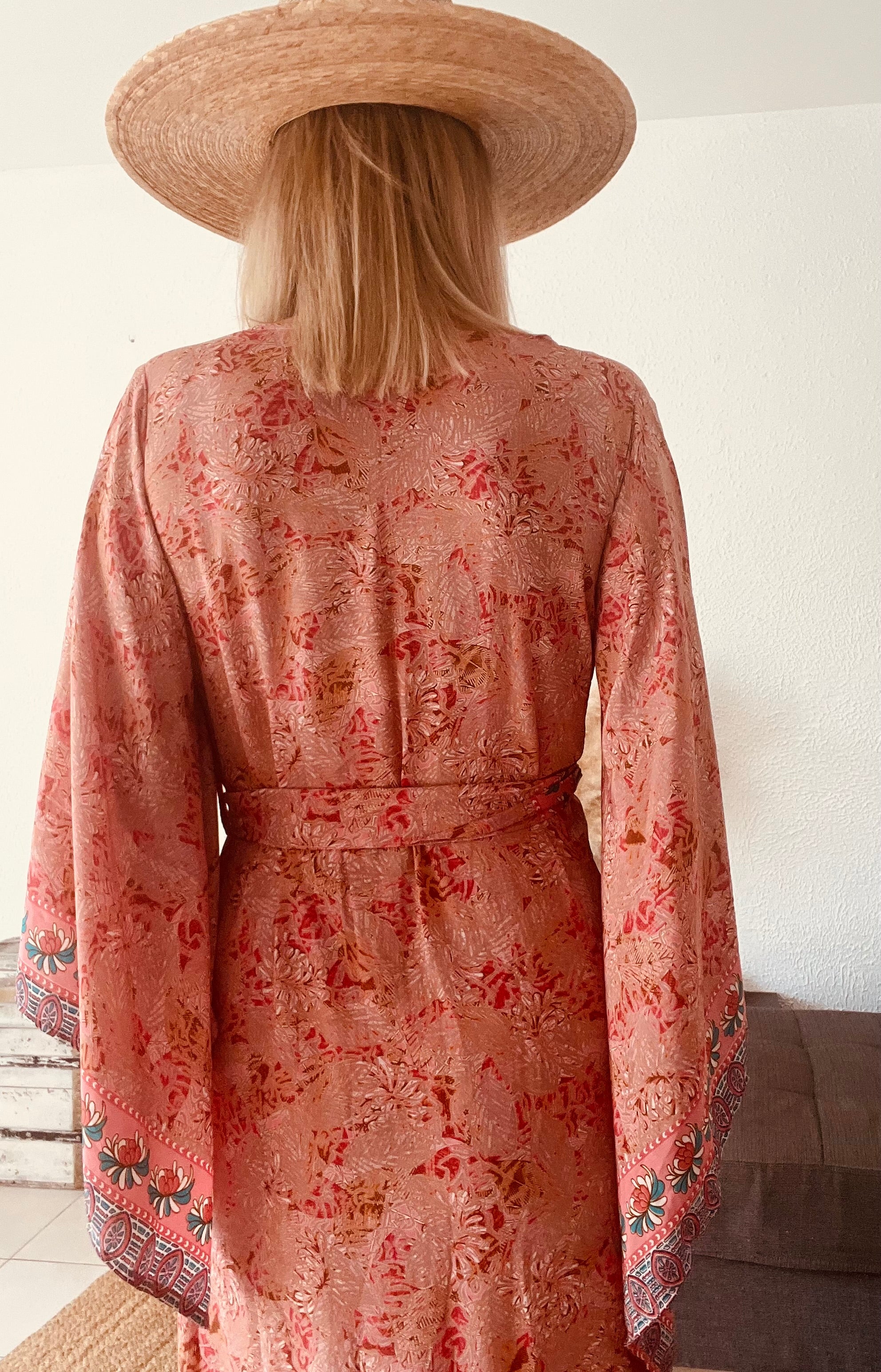 Kimono long bohème imprimé fleuri rose corail Ibiza Flower – Taille unique