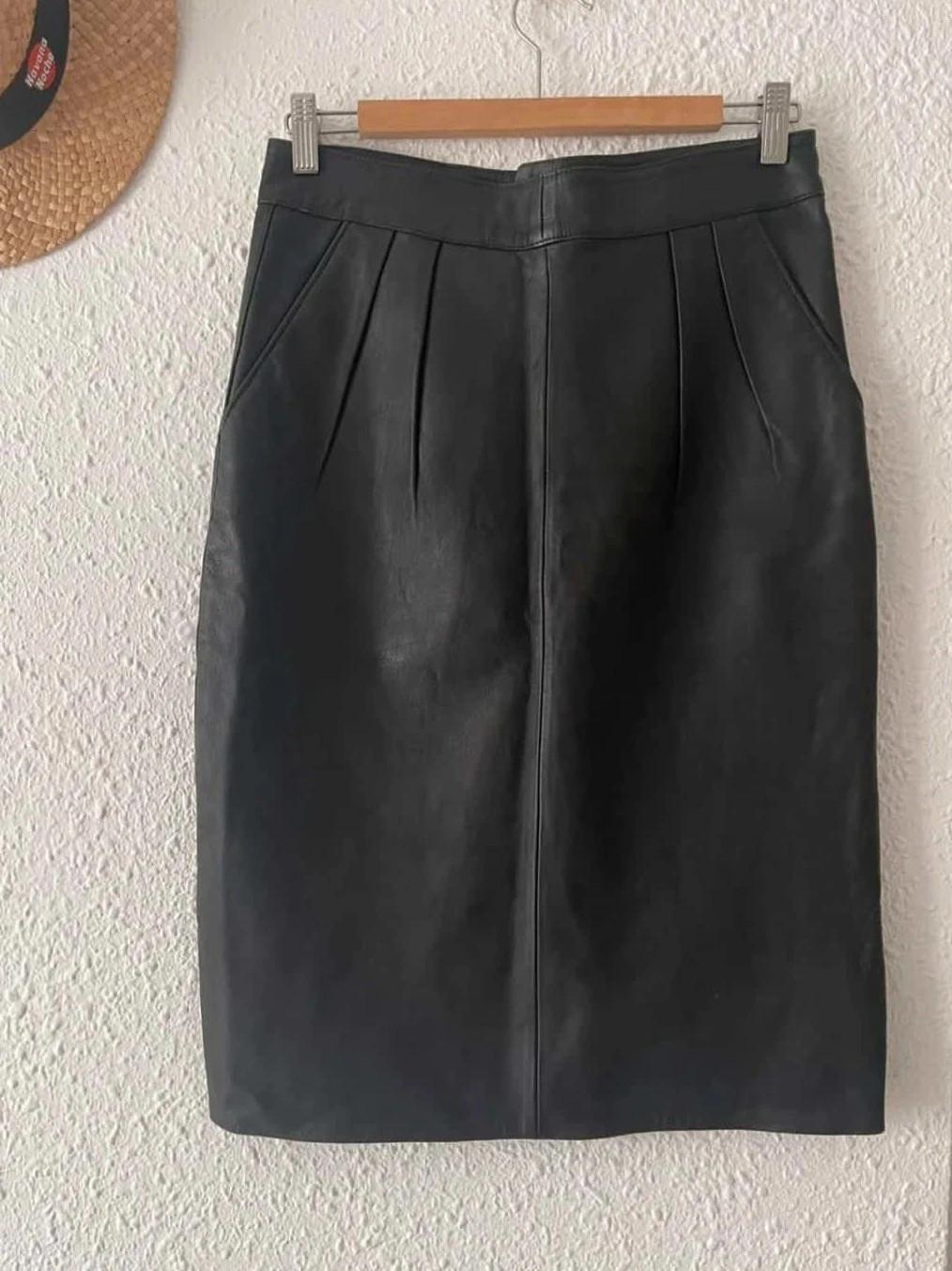 Jupe Yves Saint Laurent cuir noir – Coupe droite structurée