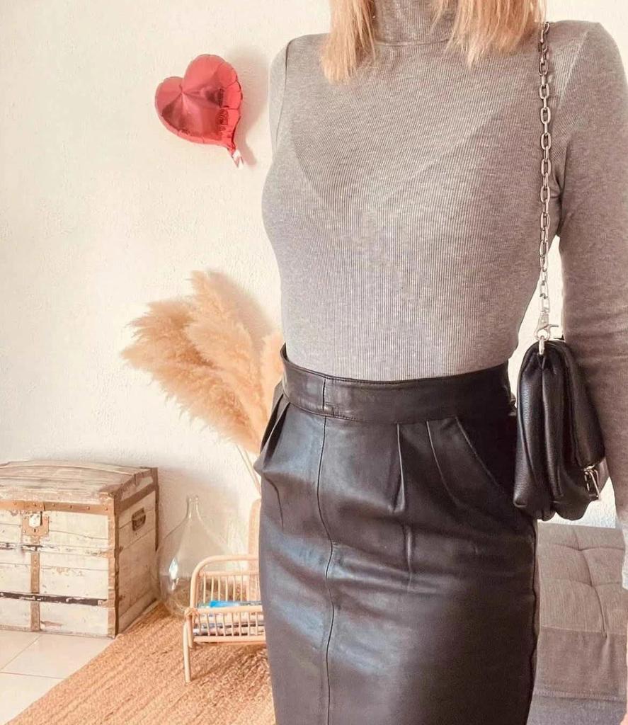 Jupe Yves Saint Laurent cuir noir – Coupe droite structurée