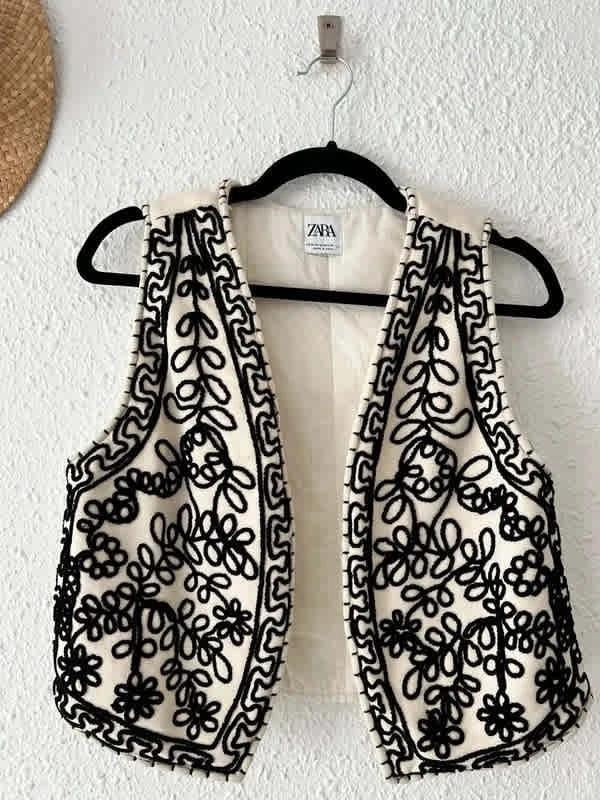 Gilet Zara broderies cord noir sur écru - taille M